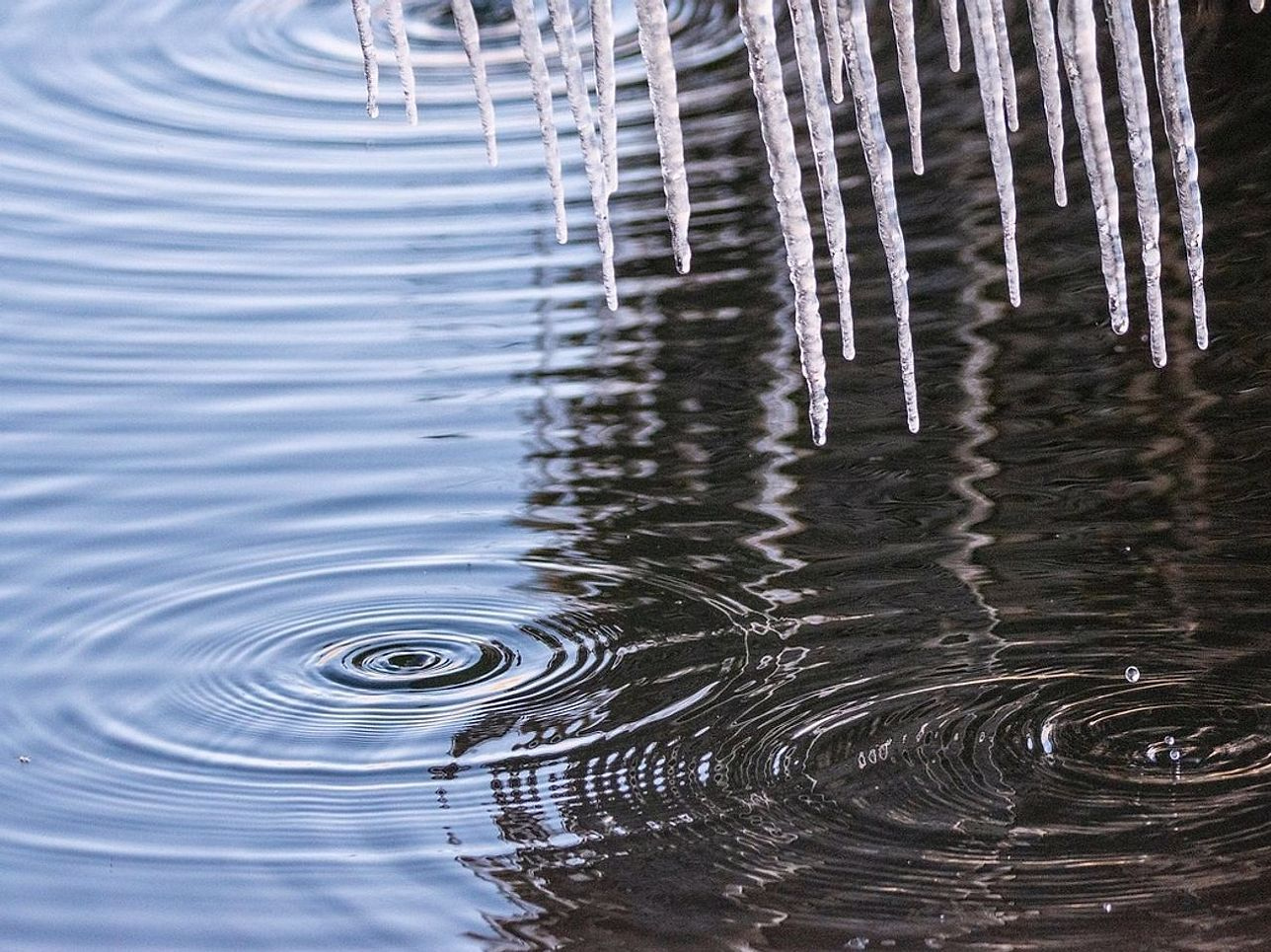 Una zona de pesca remota entre picos nevados